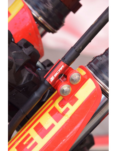 Guide durite de frein avant SCAR rouge