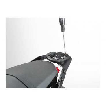 Kit adaptable pour fixation de...