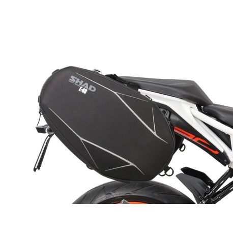 Fixations pour sacoche latérale KTM 125 390 Duke 2017 2019 gros plan avec sacoche